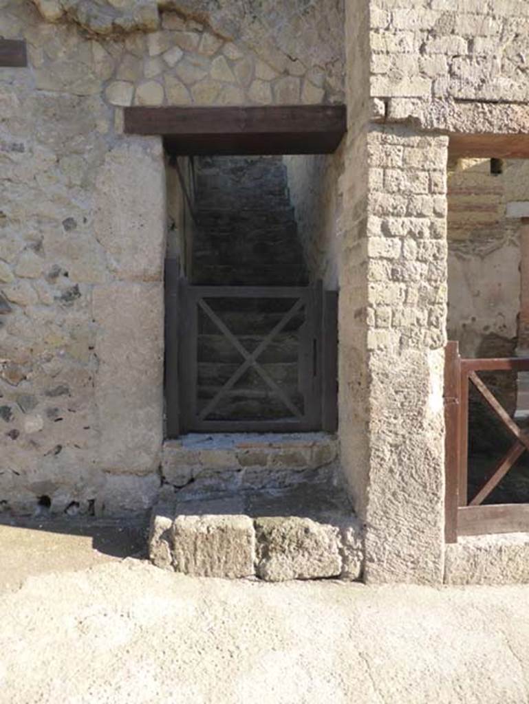 Ins. VI.27, Herculaneum, September 2015. Doorway leading to steps to upper floor.